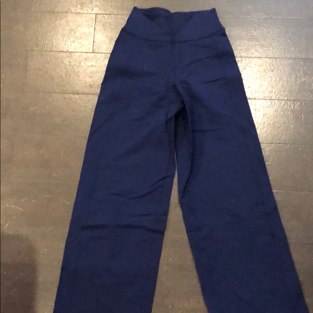 Lululemon women’s pants w/ flare
